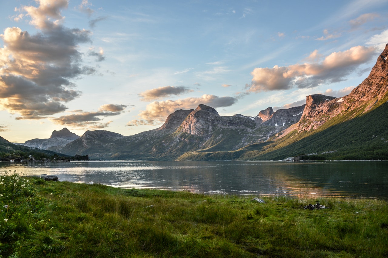 Projeleriniz için doğru tedarik ortağı Mountain And Lake At Sunset 135157